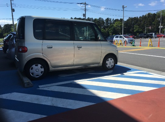 車椅子マークのついている駐車場の写真１